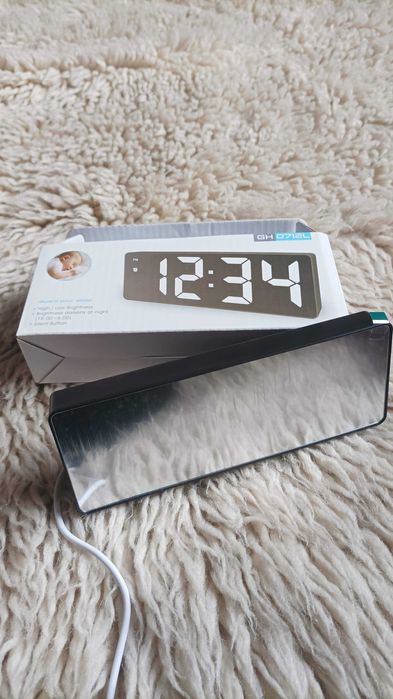 Часовник с големи цифри , температура , аларма и много функции