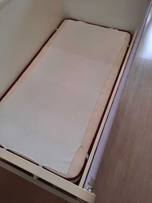 Продавам люлеещо се бебешко креватче