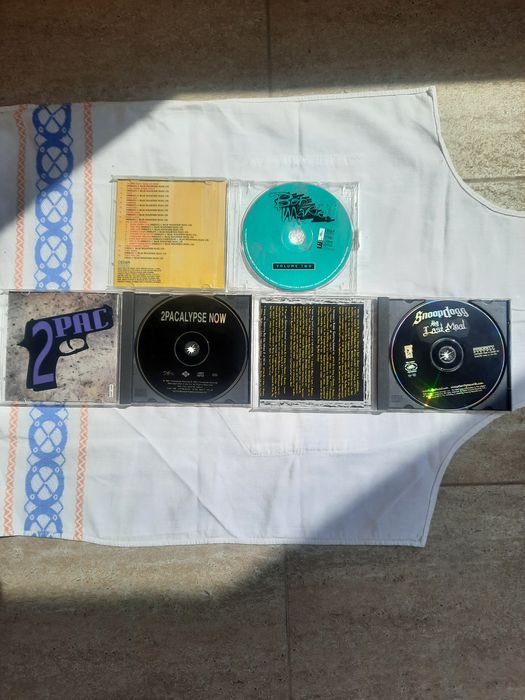 1. 2Pac – albumul „2Pacalypse Now”2. Snoop Dogg – albumul „Tha Last Meal”3. Bob Marley – albumul „Volumul 2 CD-uri oginale, în stare foarte bună.