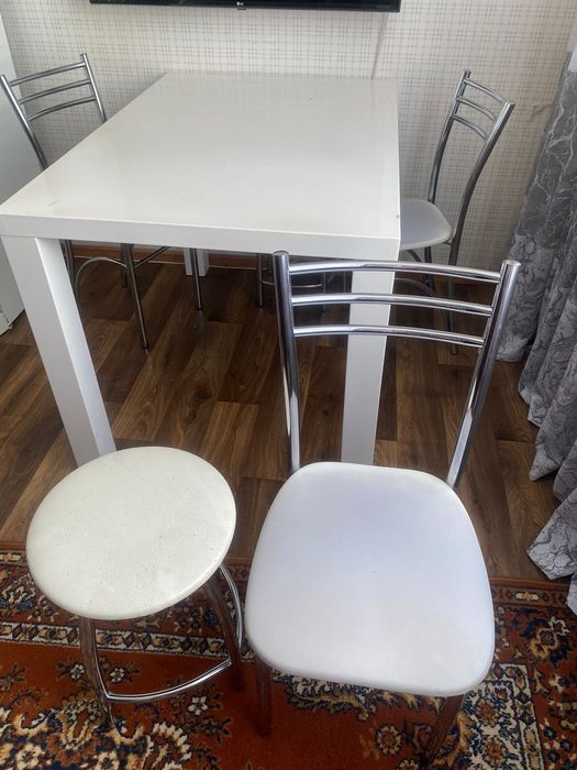 Стол в комплекте со стульями