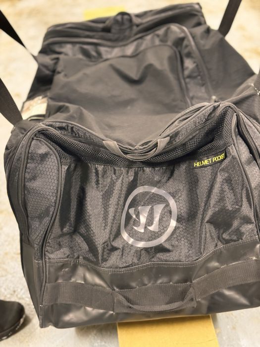 Продам хоккейный баул.