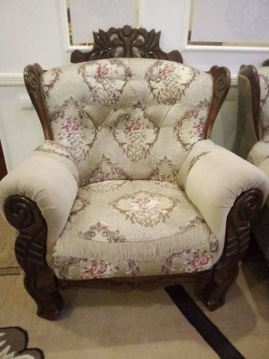 Мебель диван и кресло в хорошем состоянии без живности и прочее