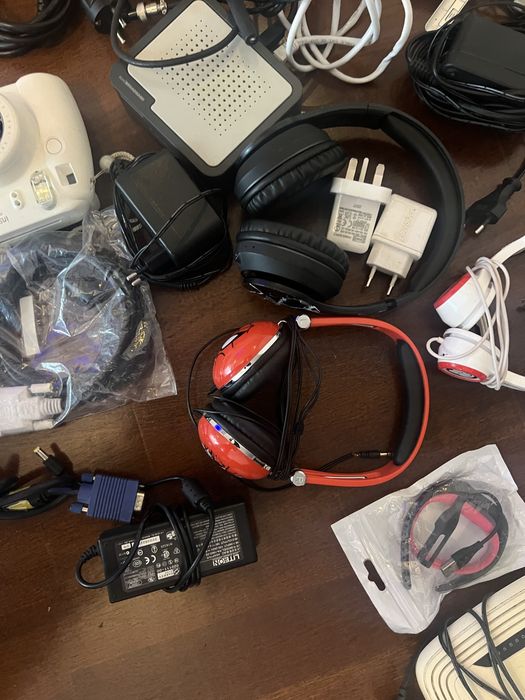 Lot diverse cabluri, încărcătoare telefoane,etc…