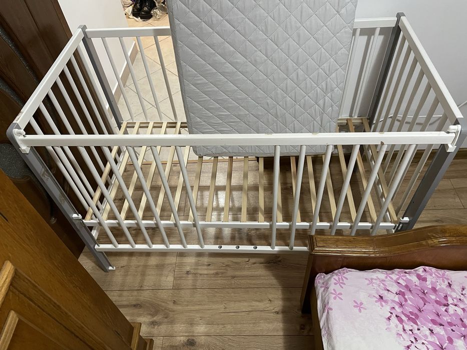 Patut bebe/copil din lemn cu laterala culisanta si rotile