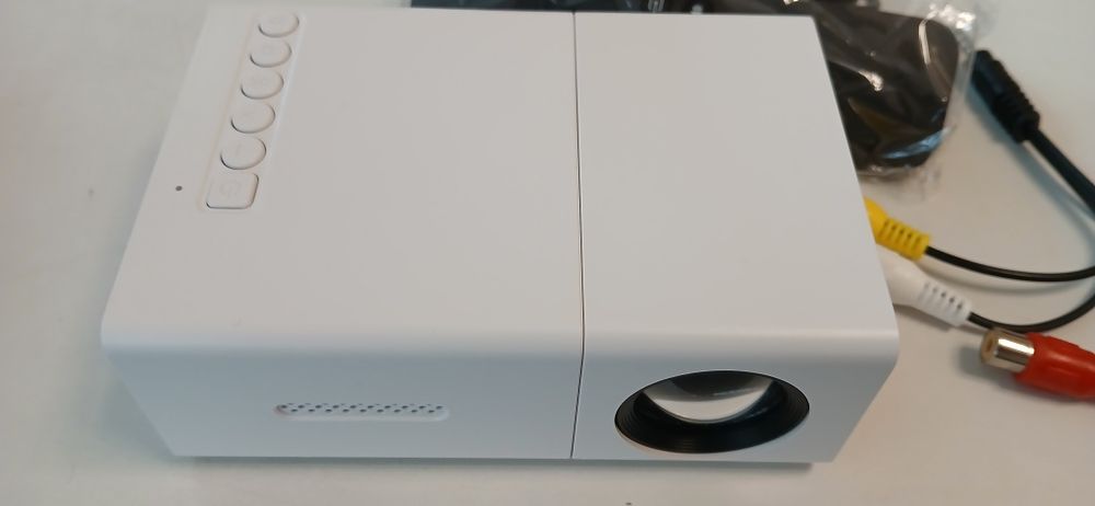 Mini LED projector - нов