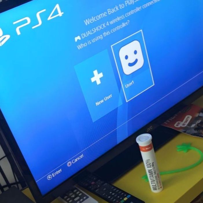 Продавам PS4 Fat 1TB