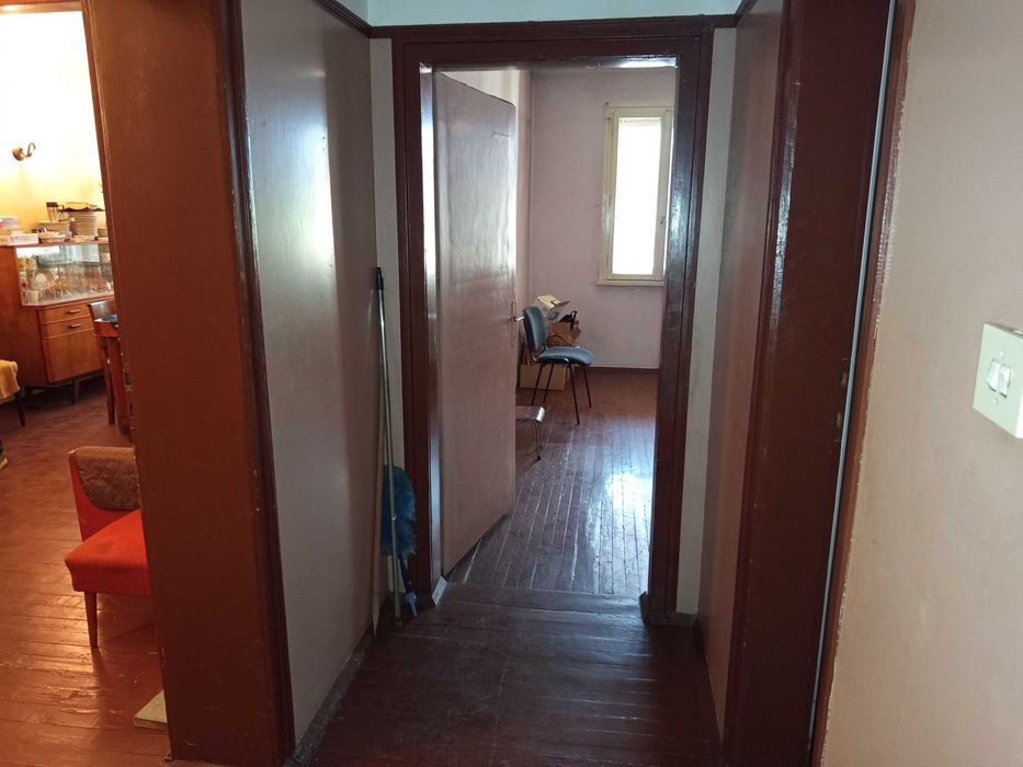 Продава  3-стаен апартамент, разположен в 3-етажна сграда  с усещане за къща, собствен вход и гараж в сърцето на Павлово