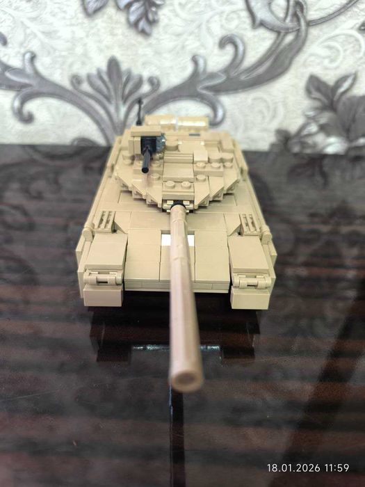 Собранный Лего танк Т-72