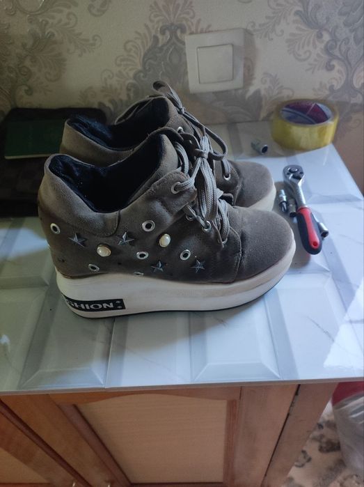 Продам женскую обувь