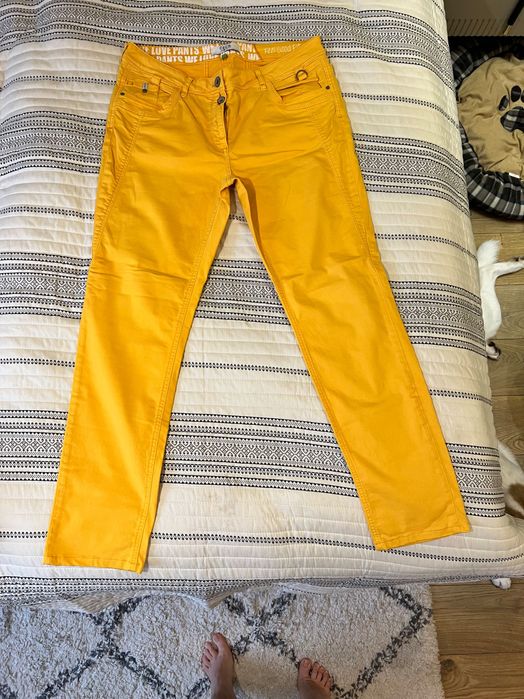 Дънки в жълт цвят