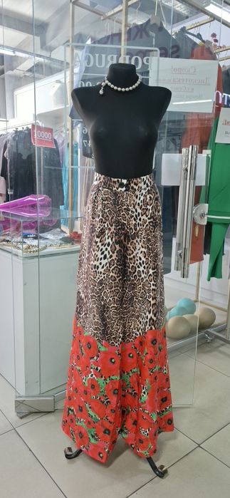 Продам стол для бутика,стенки,манекены,рейлы