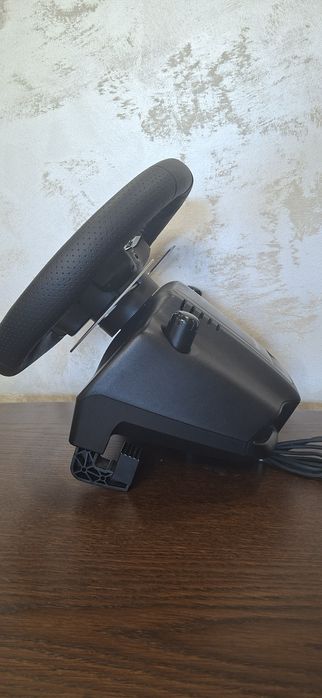 Волан Logitech G29 със скоростен лост и педали