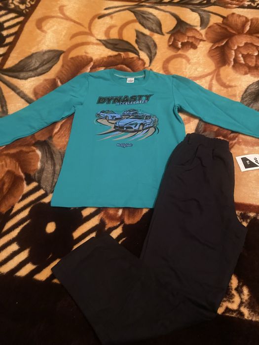 Продам ветровкк 130 размер смотрите все фото