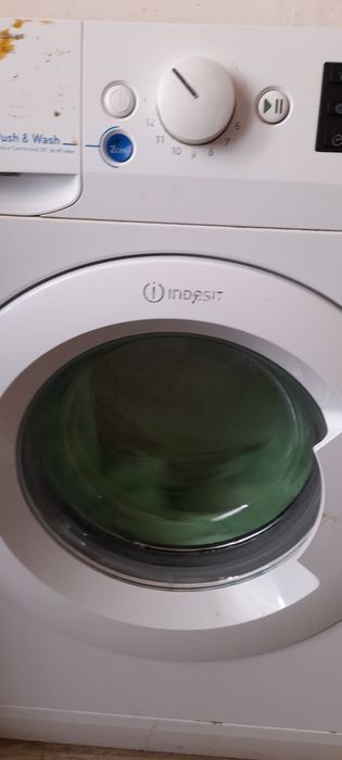 Oq  rangli  kirmoshina. Firma: INDESIT. Ishlatilgan, yangi kir moshina