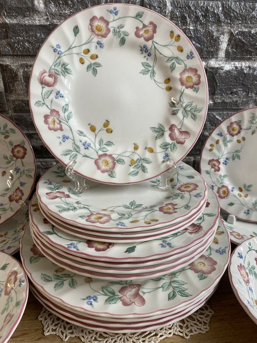Сервиз за хранене -Churchill Staffordshire -England Briar Rose