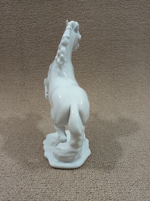 Порцеланова фигура.