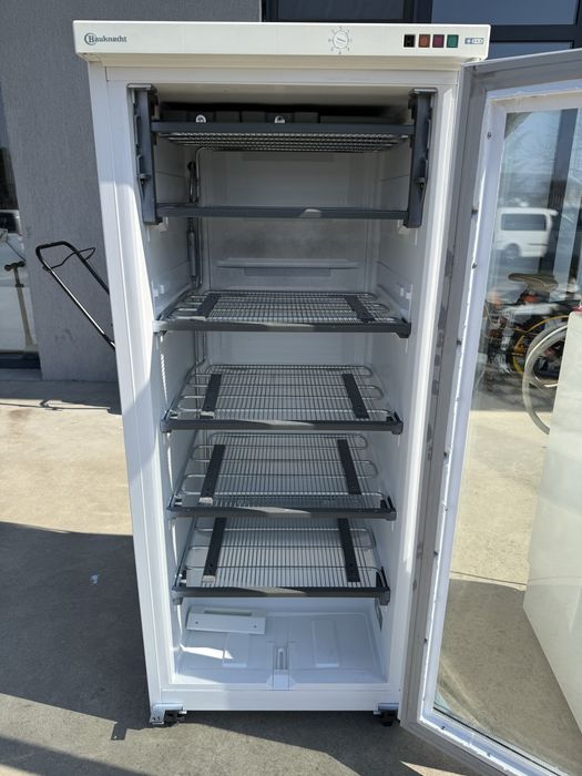 Минусова хладилна витрина Bauknecht 140см