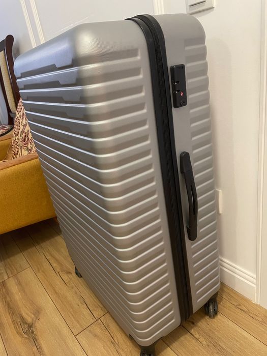 Продам классный чемодан