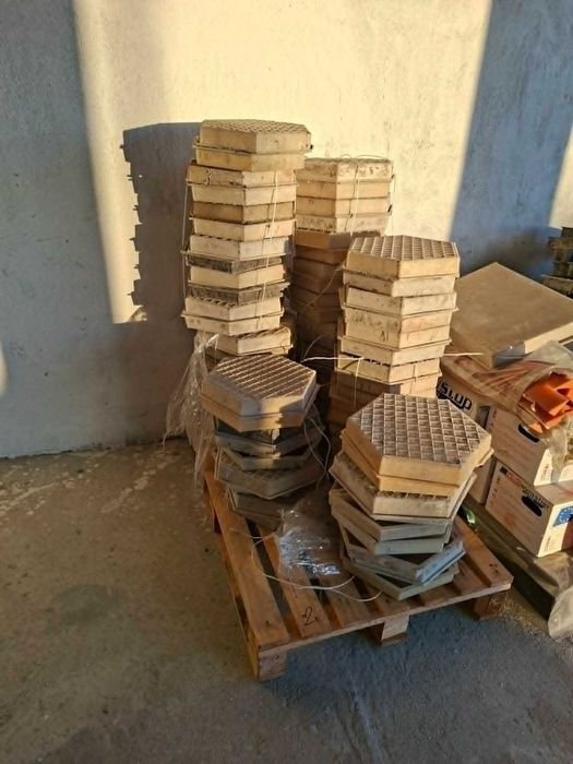 Продавам употребявани  калъпи за бетонови изделия. Цена от 0,30 евро/бр.
