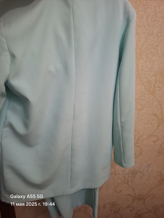 Брючный костюм бирюзового цвета