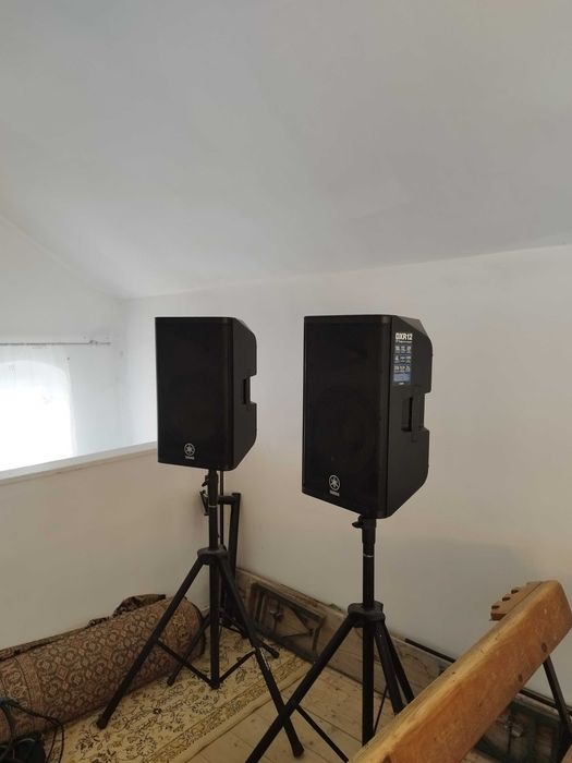 2 Boxe Yamaha DXR12 1100W cu stative și cabluri de alimentare