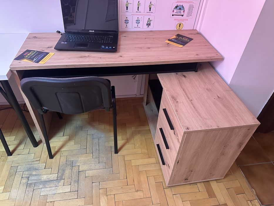 Birou pe colt si soldat