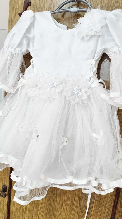 Нарядное белое платье на 2-3 г.