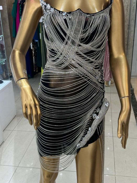 Inchiriez rochie cu pietre aplicate manual 350 lei