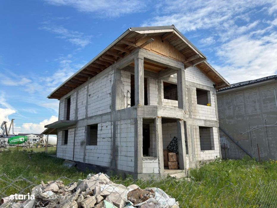 Vand casa la rosu, zona Magnolia
