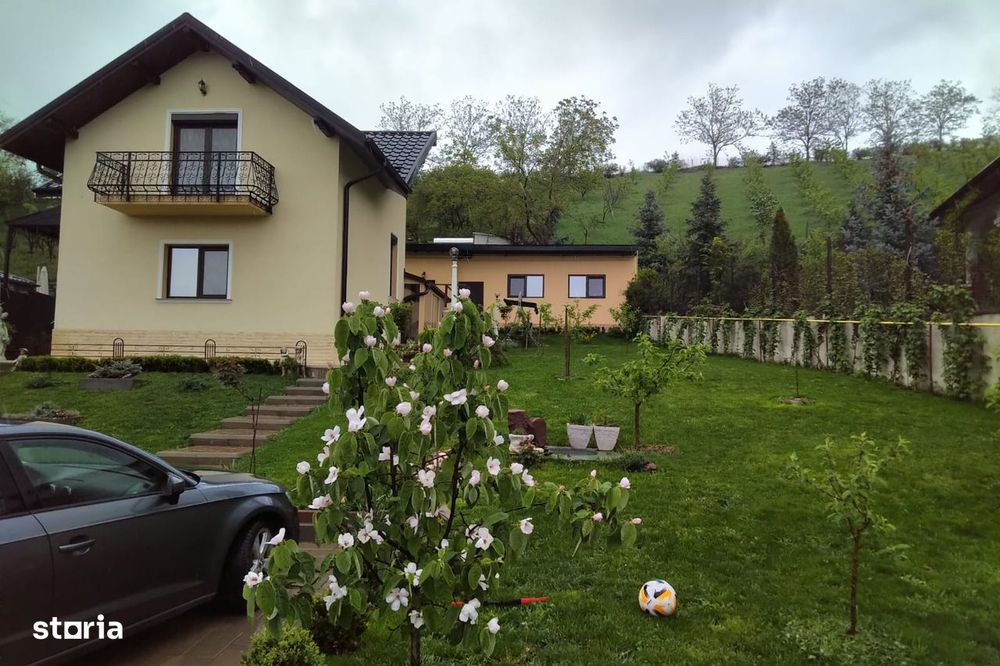 Casa cu etaj la Hudum