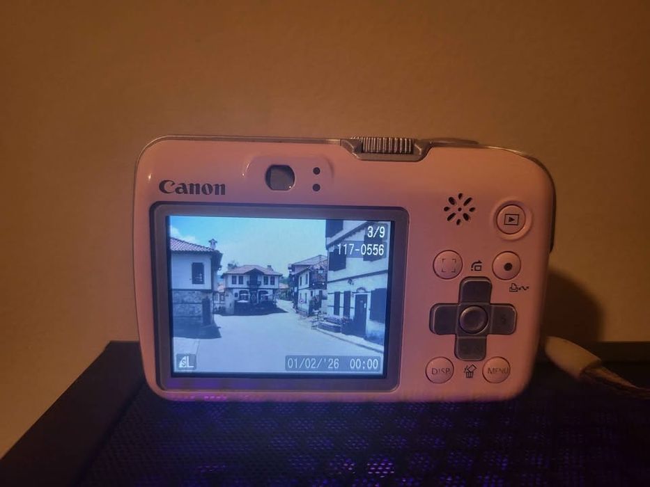 Canon Powershot E1 и Sony Cyber-Shot DSC