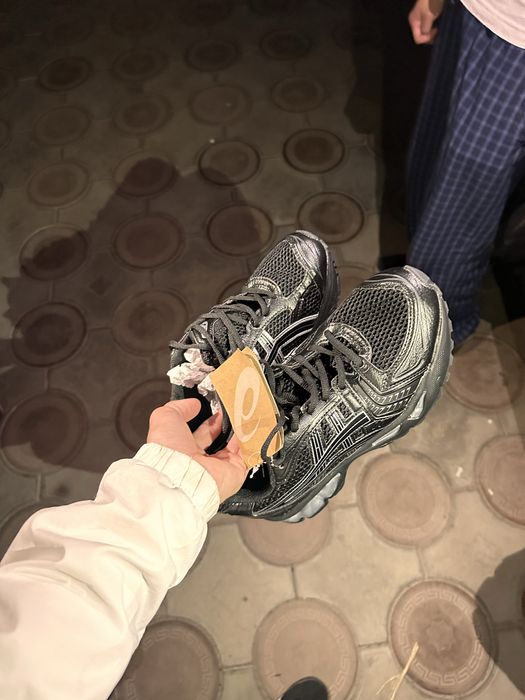 новые кроссовки asics