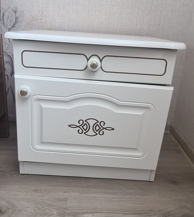 Комод и прикроватные тумбы