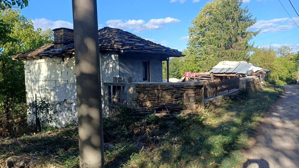 Продава се къща с дворно място