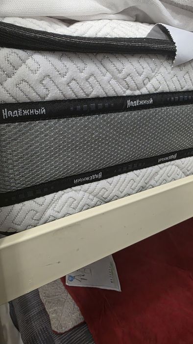 Кровать двухярусная с матрасами