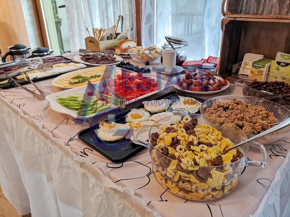 Продава целогодишно работещ Хотел в центъра на  кк.Слънчев Бряг