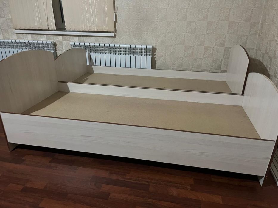 Стол стулья, компьютерный стол, кровать 2 шт