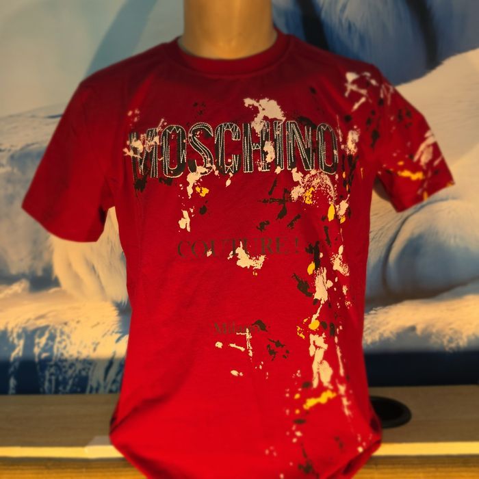Tricou Moschino rosu, bumbac si elastan. Nou cu eticheta, unisex.  Marimea S. Farfetch