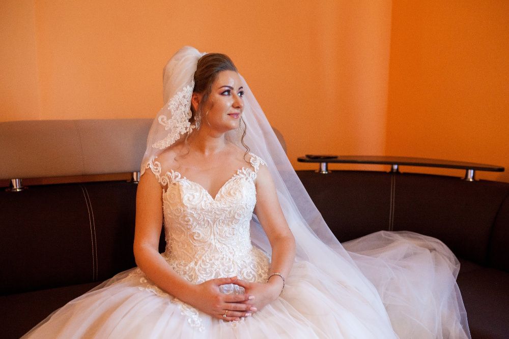 Vand Rochita de mireasa tip printesa