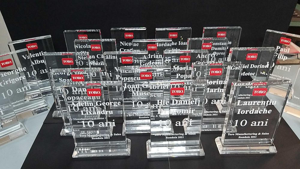 TROFEE PERSONALIZATE & CRISTALE PERSONALIZATE – Eleganță Premium pentru Orice Eveniment