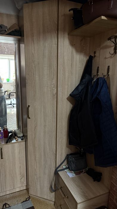 Продам угловую прихожку.