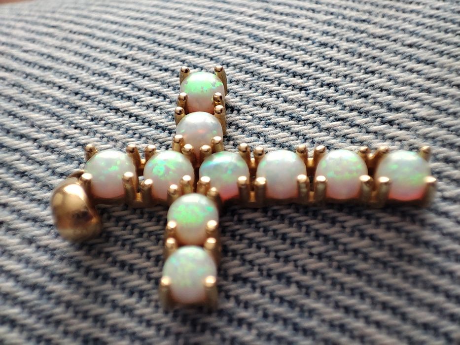 Cruciuliță aur 14 k  cu opal alb