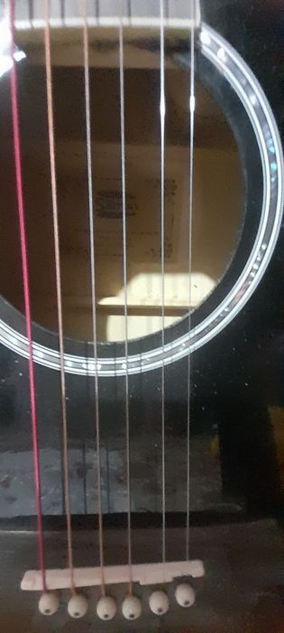 Gitara sotiladi yangi