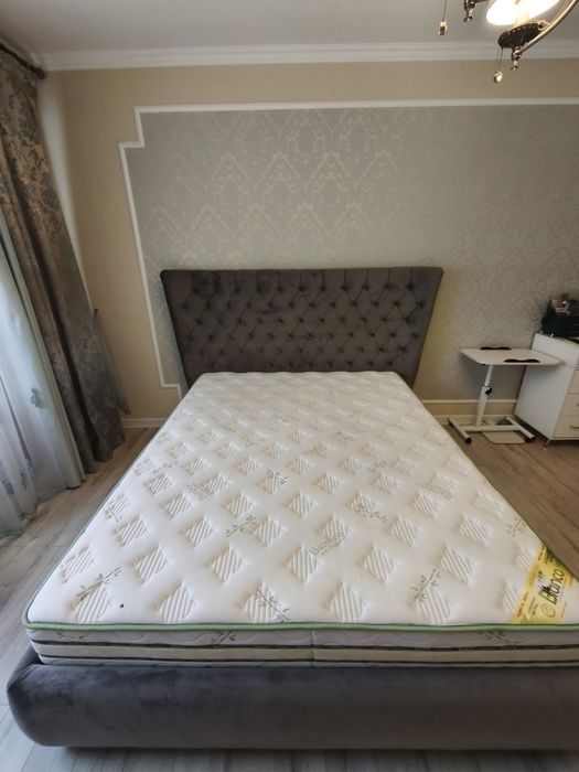 Двуспальная кровать