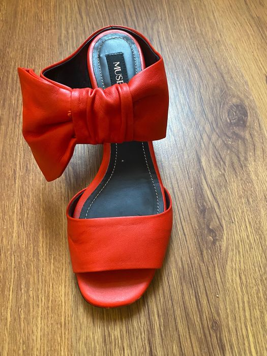 Vand sandale Musette 300 lei