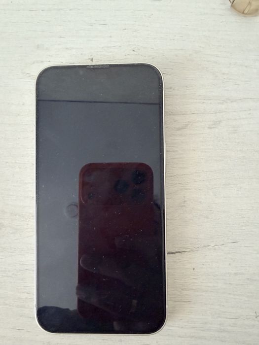 Ipone 13 , б/у белого цвета