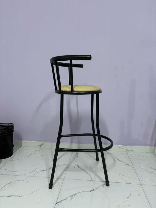 Продам барный стул и стул на колесиах.