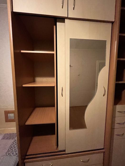 Продам шкаф со столом идет вместе