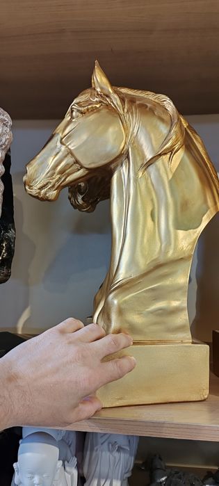 Vând statueta cal aurie