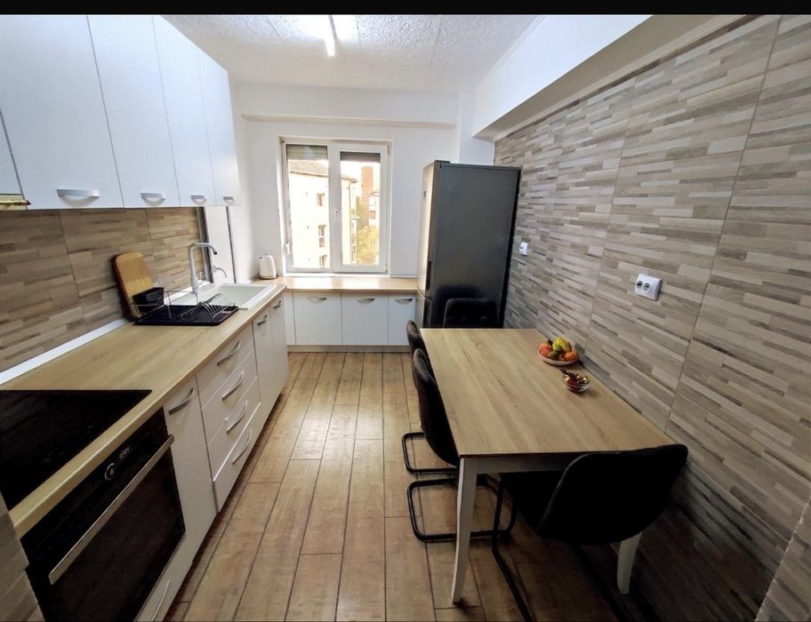 PF / Vând apartament 3 camere decomandate tip D . Sf. Apostol Andrei  (lângă biserică)